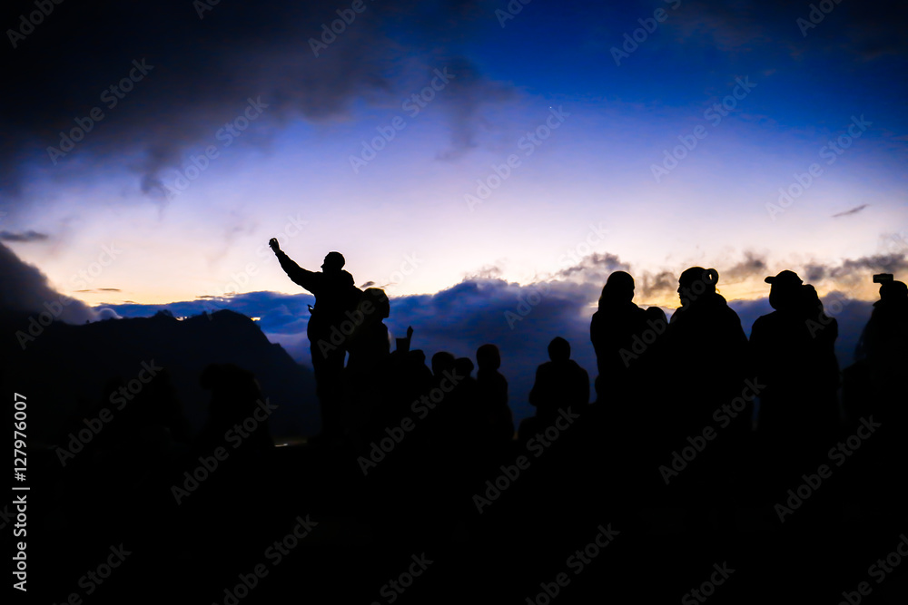 Fototapeta premium silhouette people on sunset sky