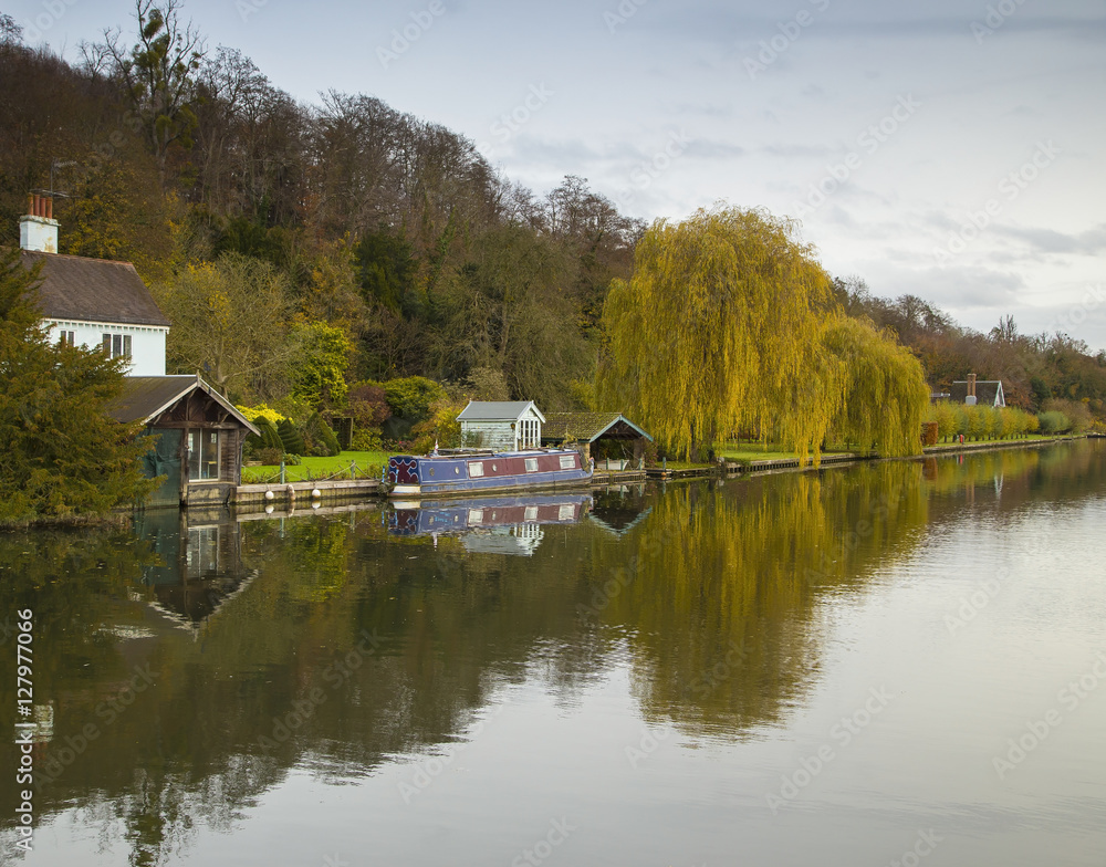 Obraz premium Willow Tree By The Boathouse