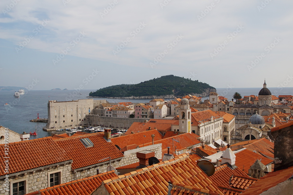 Ausblick von der Wehrmauer auf die Altstadt von Dubrovnik 