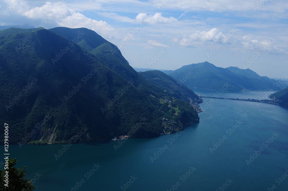 Der Langensee an der Grenze Schweiz-Italien