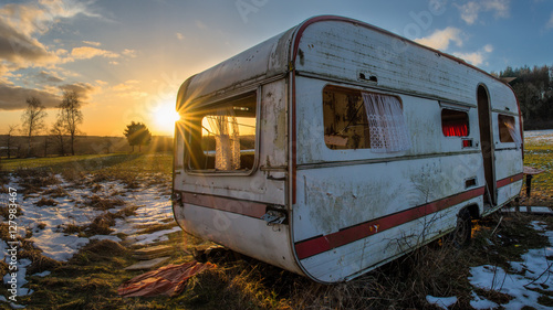  Wohnwagen bei Sonnenuntergang photo