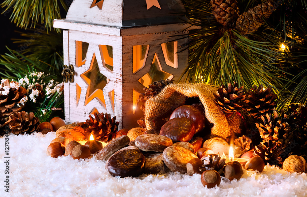 Weihnachten Landhaus Lebkuchen Gebäck weihnachtlich backen Weihnachtsrezept  Zimtsterne Kerzen Laterne weihnachtsdekoration weihnachtsdeko  weihnachtsschmuck unter dem Tannenbaum weihnachtliche stimmung Stock-Foto |  Adobe Stock