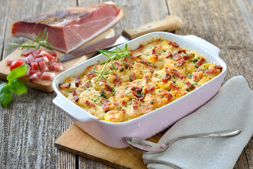 Obraz na plátne Kartoffelgratin mit Parmesan, Sahne und Südtiroler Speck frisch aus dem Ofen -