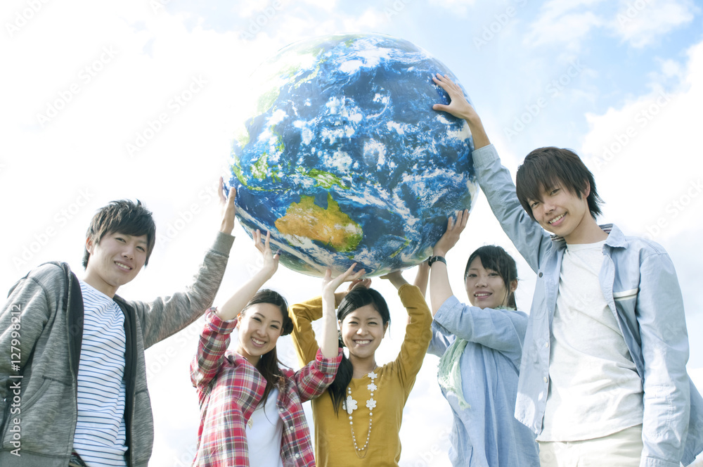 地球のボールを持つ若者たち Stock Photo Adobe Stock