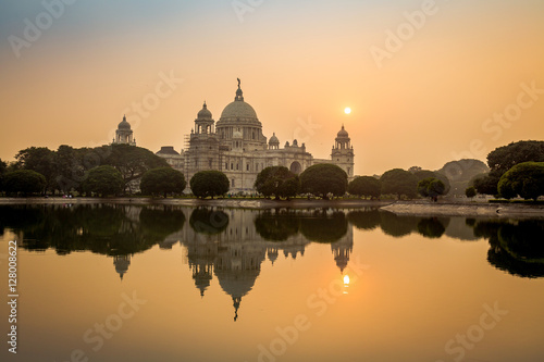 Obraz na plátně Beautiful sunrise at Victoria Memorial architectural monument and museum at Kolkata, India