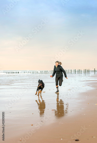 Schilderij op canvas courir avec son chien sur la plage