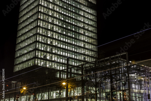 Beleuchtetes gläsernes Hochhaus in Düsseldorf in der Nacht