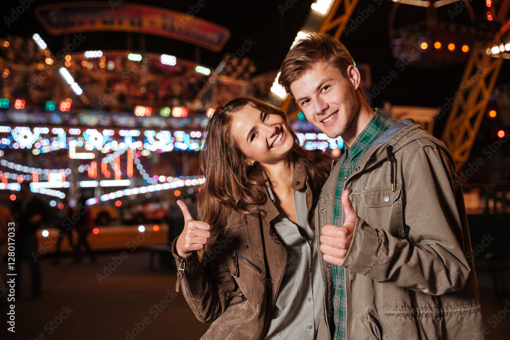 Close up of couple in amusement park