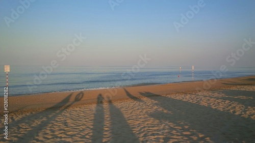 ombre lunghe sulla spiaggia