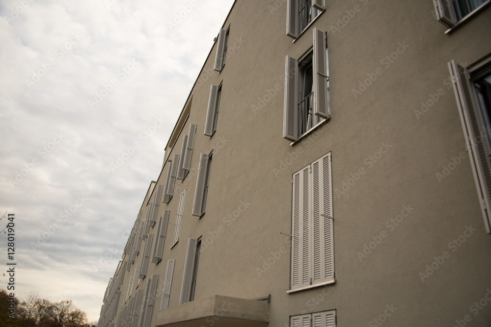 Modernes Wohngebäude/Wohnhaus mit Fensterläden in München