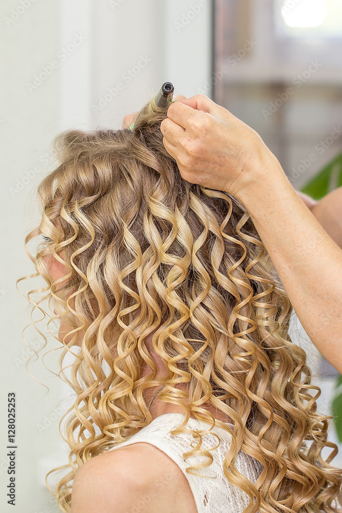 Naklejka premium Hair stylist makes the bride before wedding