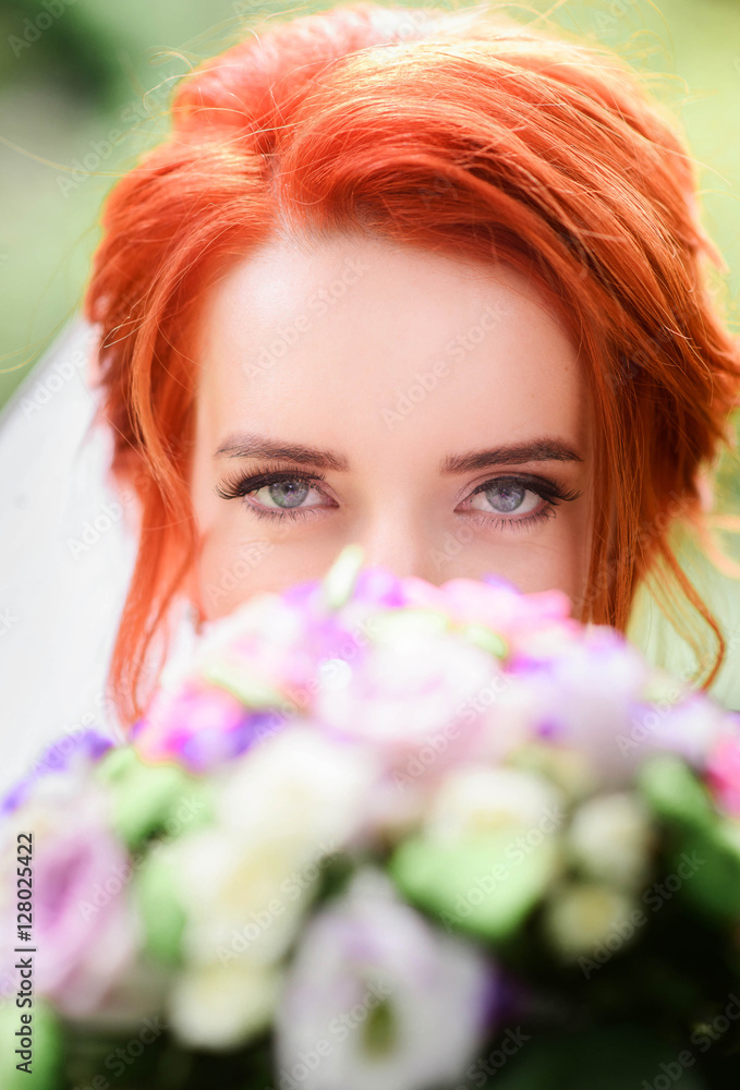 Naklejka premium beautiful portrait of young bride with bouquet of flowers