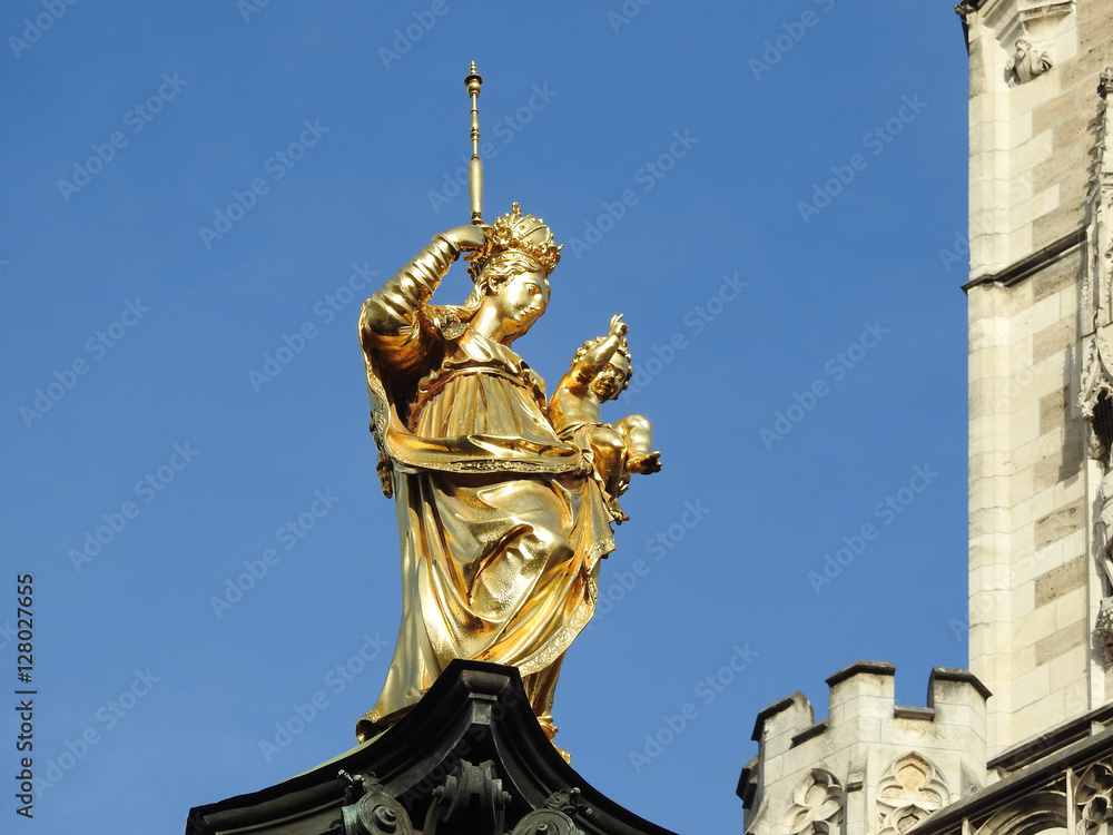 Goldene Statue der Jungfrau Maria vor dem Rathaus in München