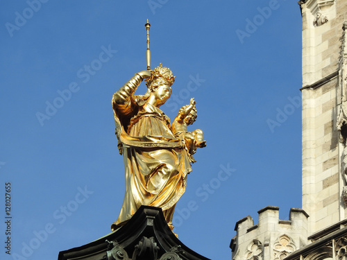 Goldene Statue der Jungfrau Maria vor dem Rathaus in München