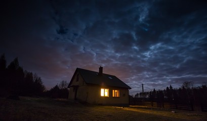 Keuken achterwand Nacht Eenzaam huis onder bewolkte nachthemel  © milosz_g