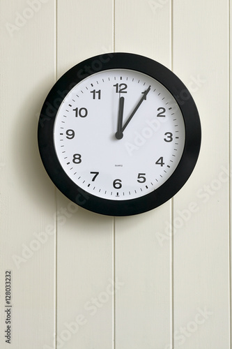 wall clock showing time at one o'clock 0100 1300