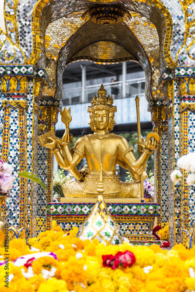 Obraz premium Hindu statue in Bangkok, Thailand.back of erawan shire
