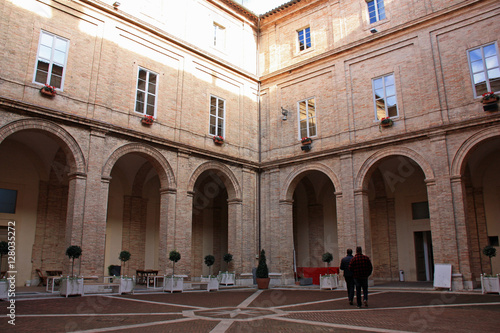 Cour du Palais Ducal à Urbino, Italie