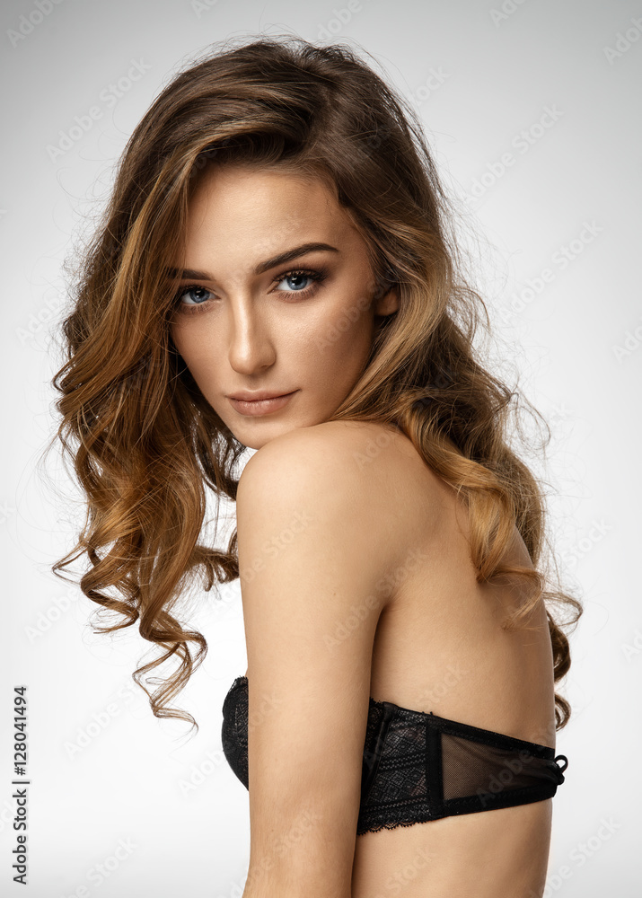Naklejka premium Portrait of beautiful female model in bra