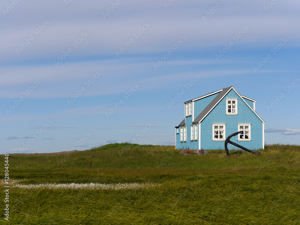 blaues Haus in Sandgerði im Westen von Island