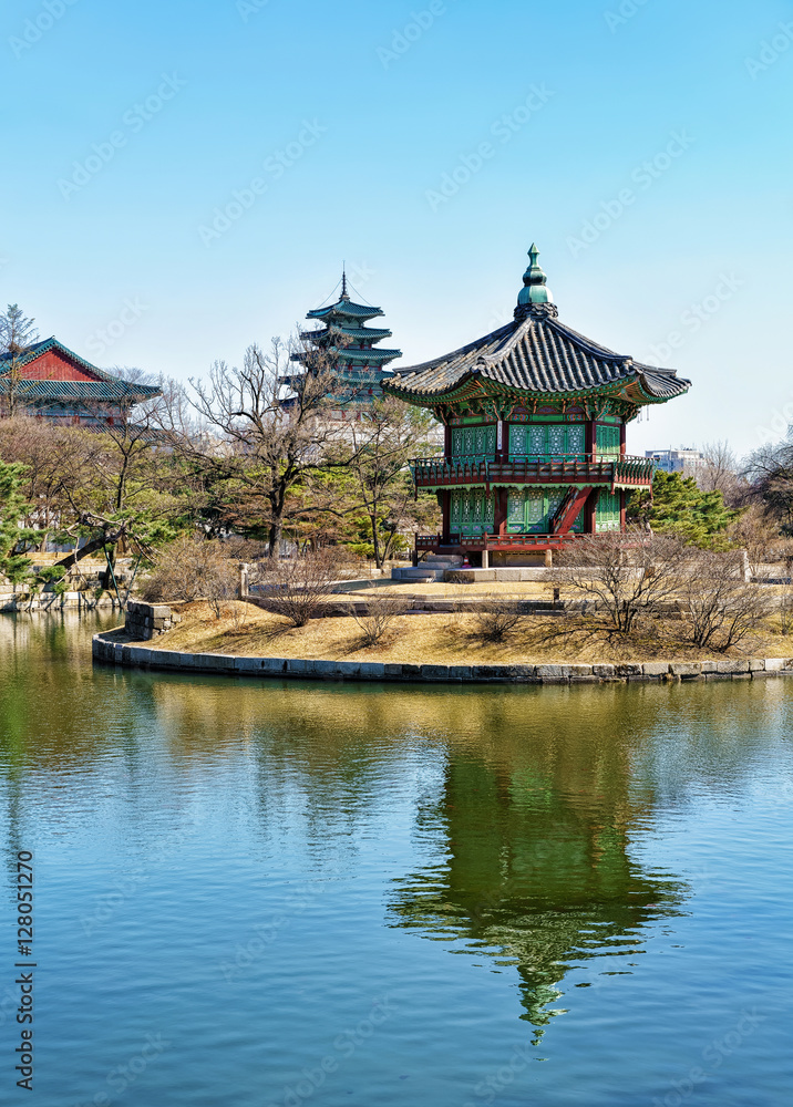 Naklejka premium Hyangwonjeong Pavilion at the Gyeongbokgung Palace in Seoul