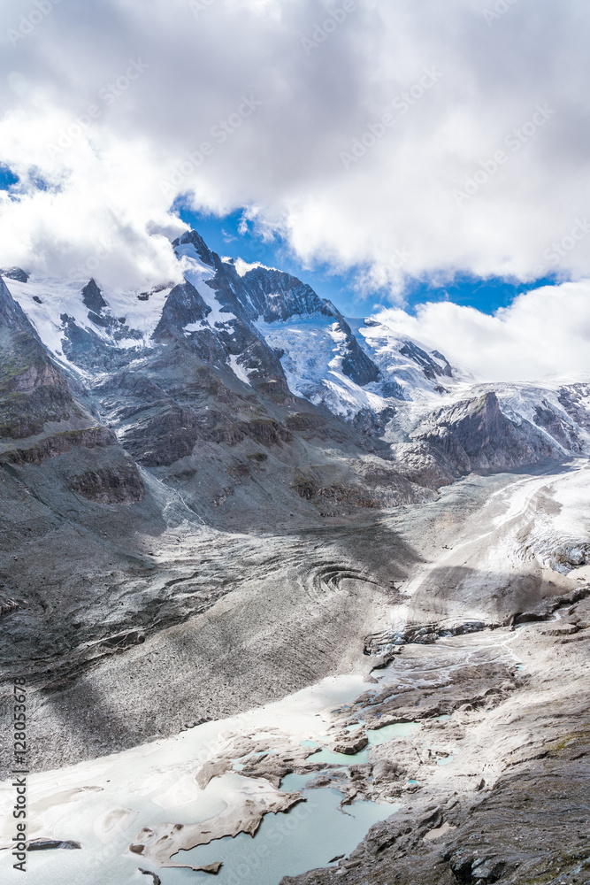 Obraz premium Großglockner mit 3798 Metern der höchste Berg von Österreich - hier mit Gletschersee