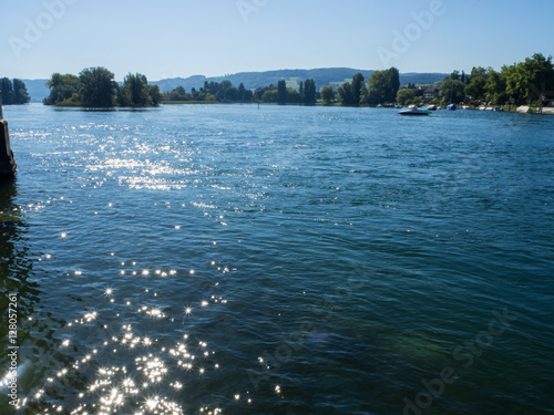 Río Rhin en Stein am Rhein, premio Wakker 1972 por sus frescos exteriores tan bien conservados, en el casco antiguo. Suiza, verano de 2016 OLYMPUS DIGITAL CAMERA photo