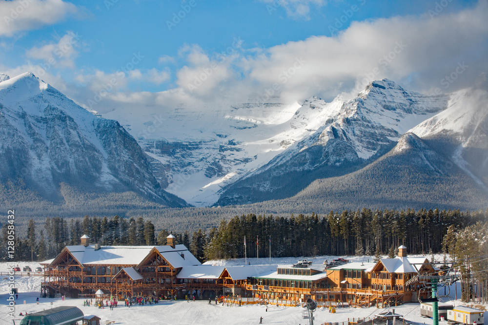 Lake Louise lodge with mountians behind 