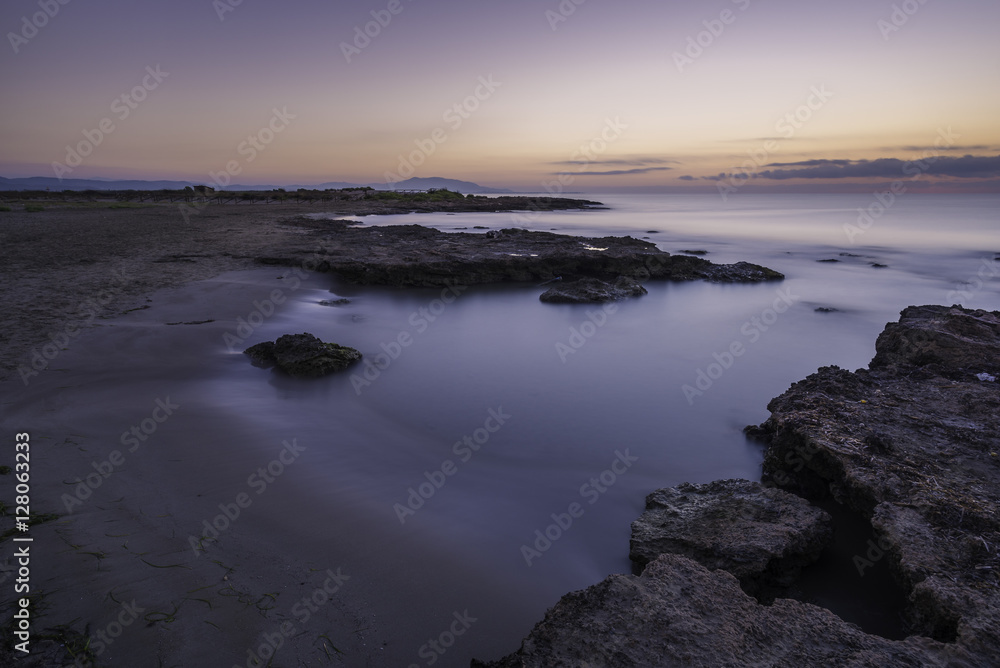 Amaneciendo en Playa de Torre la Sal (Cabanes, Castellón - España).