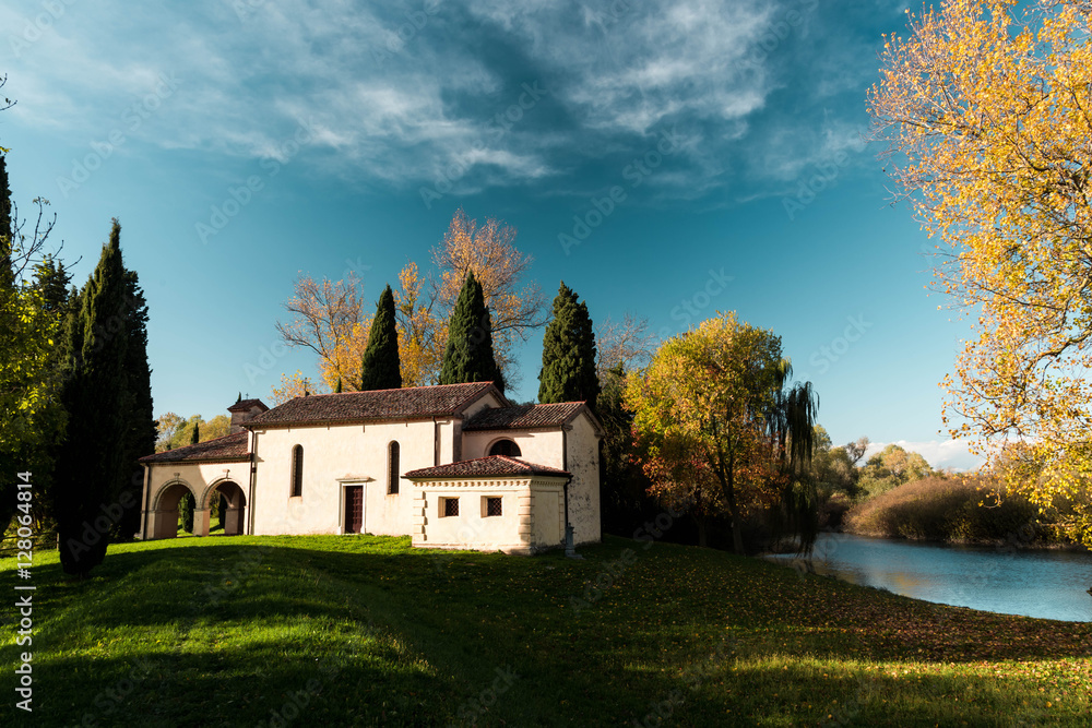 Chiesetta di campagna in riva al fiume in una giornata ventosa