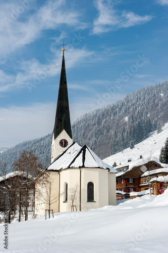 Balderschwang Kirche im Schnee