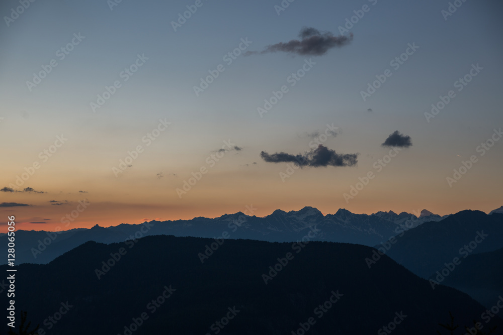 Frühmorgens in den walliser Alpen