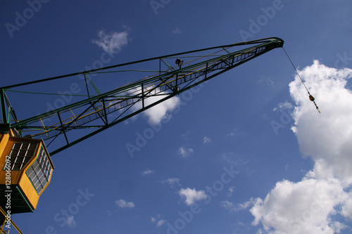 Photos Old fashioned crane in Coiogne