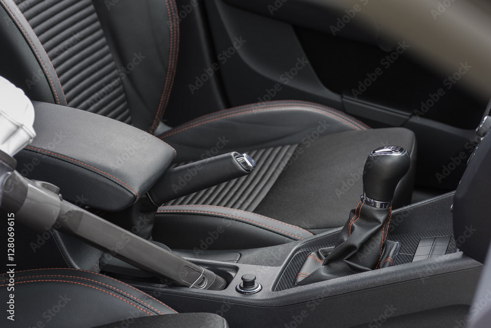 Aspirando el interior de un coche. Aspirando el interior de un coche.