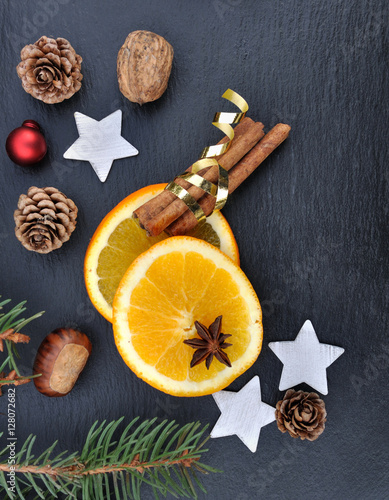 cannelle sur rondelles d'orange dans décoration de Noël sur fond ardoise