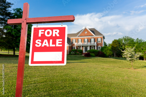 Foto For sale sign in front of large USA home