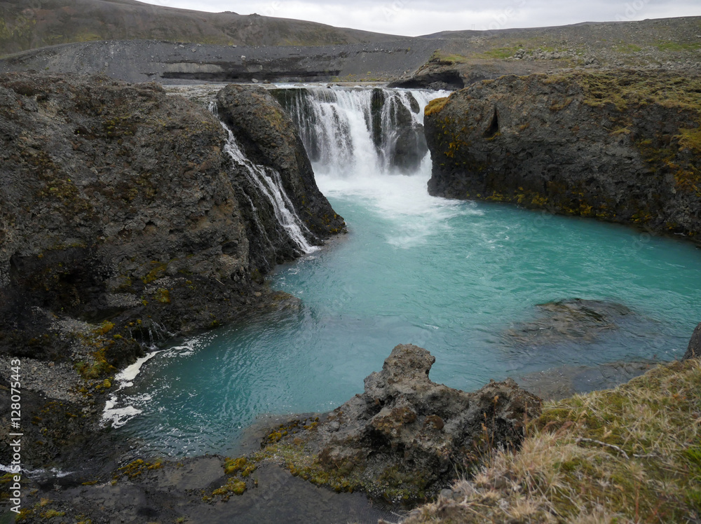 Fototapeta premium Der Wasserfall Sigöldufoss im Hochland von Island