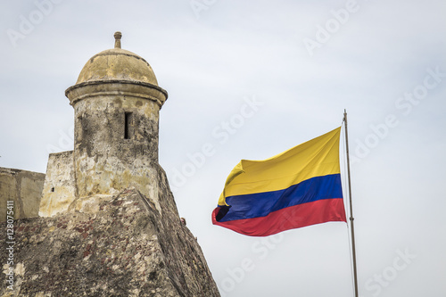 Bandera de Colombia al lado de torre de vigilancia castillo San