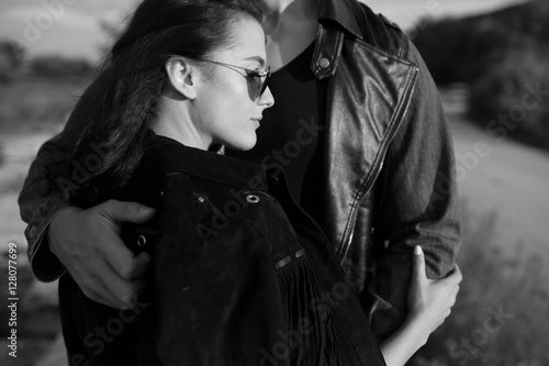Fotografia guy hugging tenderly his girlfriend