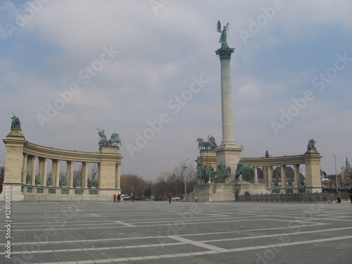 la plaza de los héroes photo