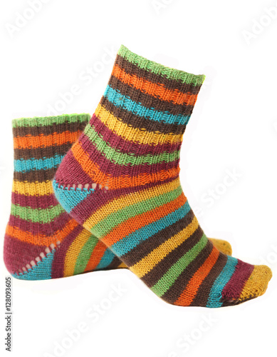 Вязаные носки из цветной пряжи