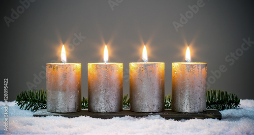 Weihnachten: Vierte Advent - Vier silberne Adventskerzen angezündet © diamant24