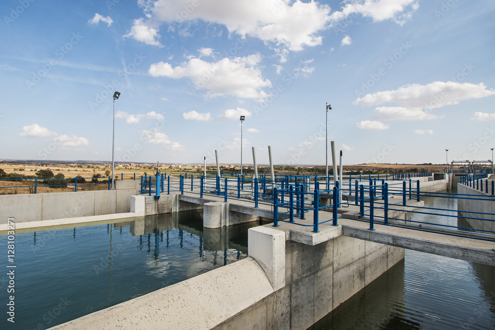 Obraz premium Canal and Sluicegates
