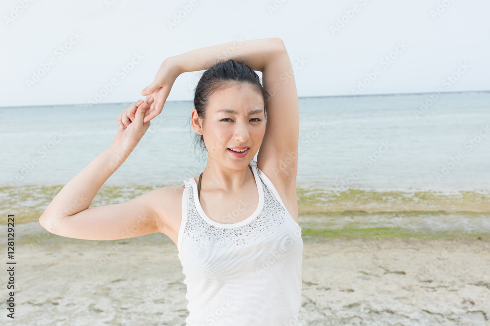 海岸線で脇を見せる女性 Stock 写真 Adobe Stock