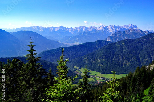 Blick vom LABER a.d.Ammergauer Alpen / Wetterstein / Zugspitzmassiv ( Bayern )
