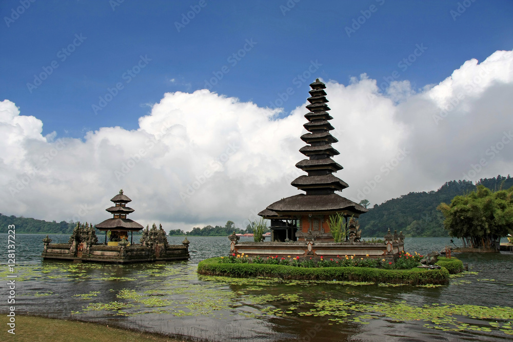 Ulu Danu Temple, Lake Bratan, Bali, Indonesia Ulu Danu Temple, Lake Bratan, Bali, Indonesia