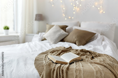 Fototapeta Naklejka Na Ścianę i Meble -  bedroom with bed and christmas garland at home