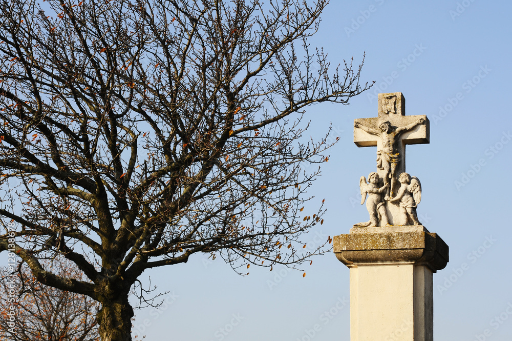 Bildstock mit Jesus am Kreuz und Kirschbaum im Winter