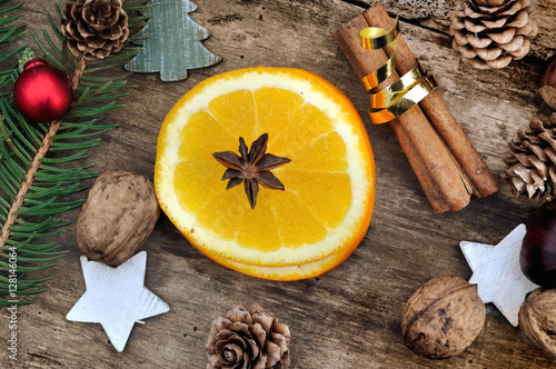cannelle,  rondelles d'orange et anis dans décoration de Noël sur fond bois