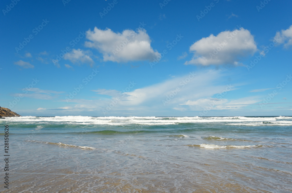 Obraz premium Beautiful ocean beach with waves in South Africa 
